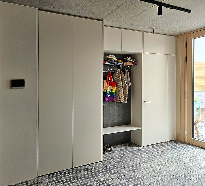 Garderobe mit integrierter Zimmertür zum Nebenraum