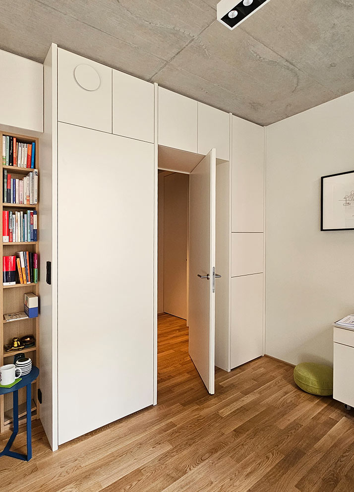 andere Seite des Flurschrankes mit funktionalem Büroschrank