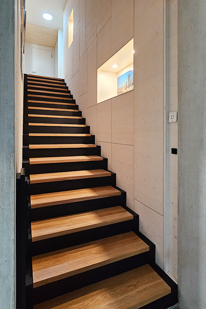 Holz-Treppe mit Treppenhausschrank