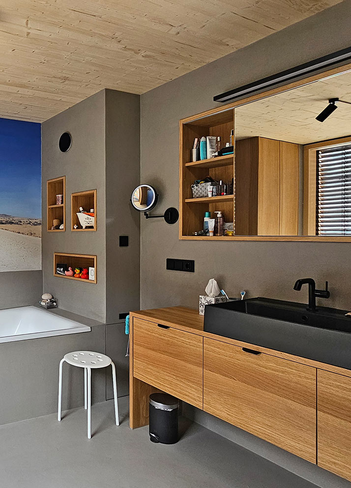 Waschtisch, Spiegelschrank und Trockenbauwand mit integrierten Regalen